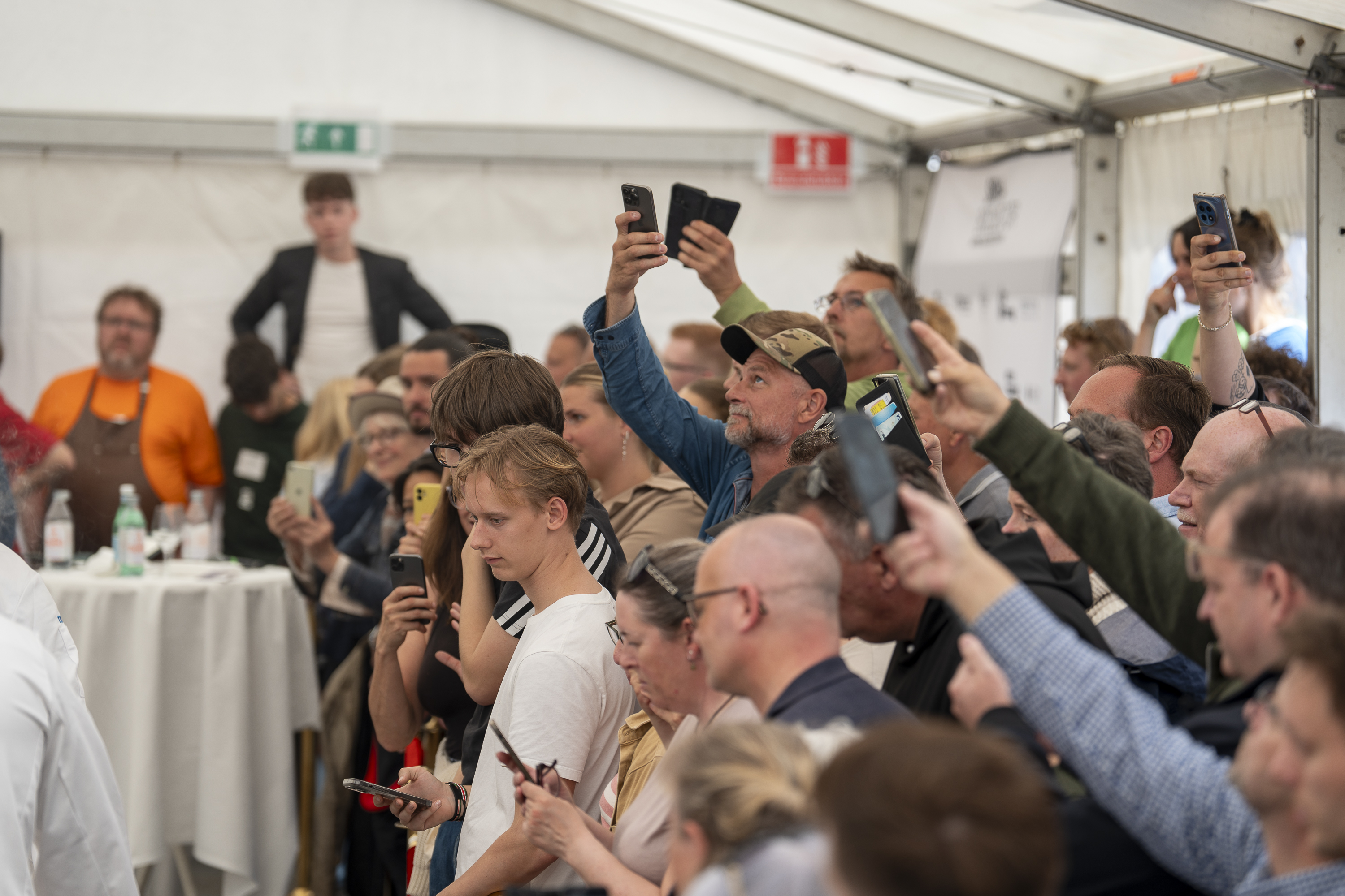 Der var stort medieopbud under konkurrencen på Madens Folkemøde, hvor vinderen skulle findes. Foto: Mathilde Thykier, Bocuse d'Or Danmark