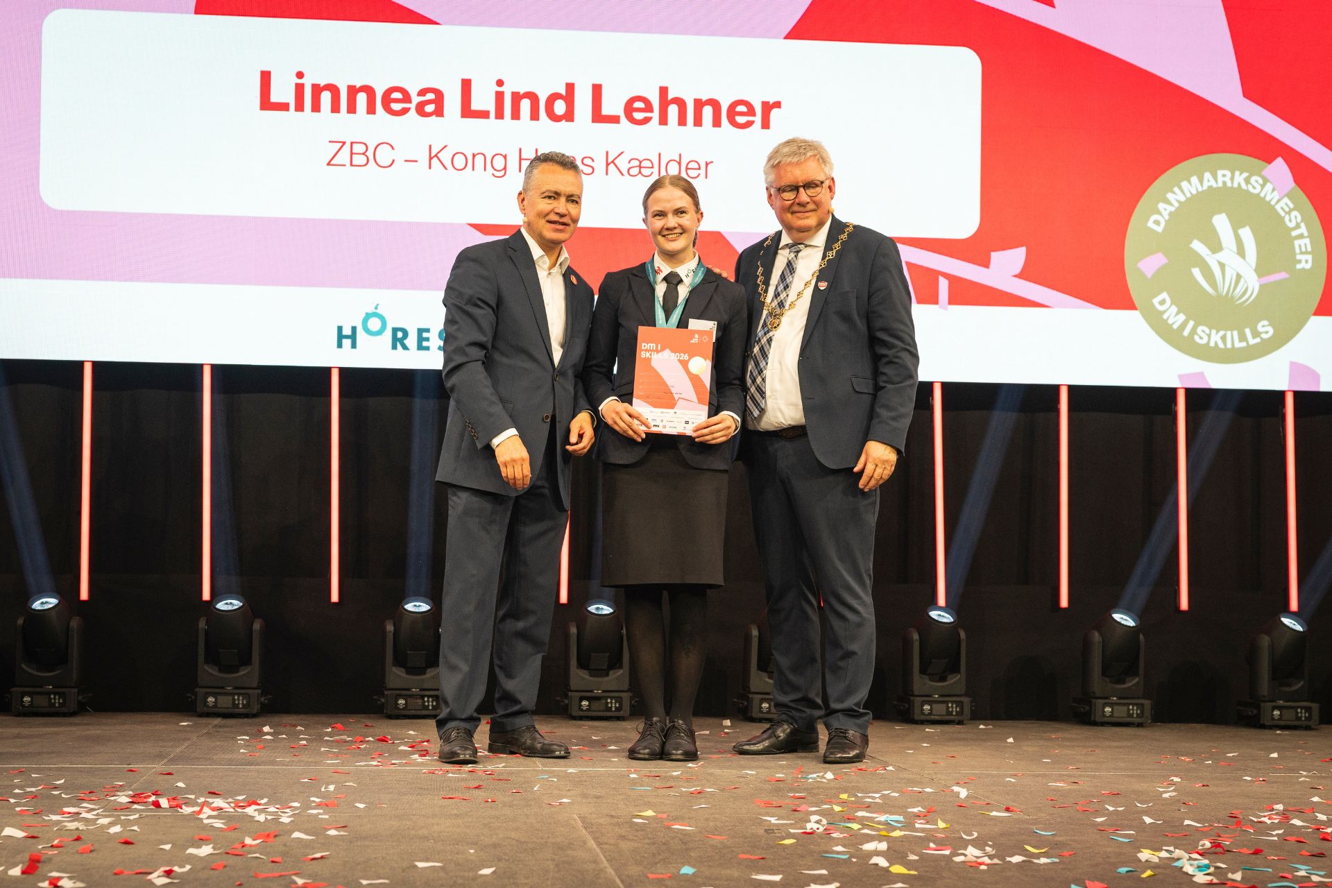 Vinder af DM i Skills 2026 i disciplinen "Tjener" - Linnea Lind Lehner fra ZBC, der til dagligt er tjenerelev ved Kong Hans Kælder. Foto: Arek Pedersen.