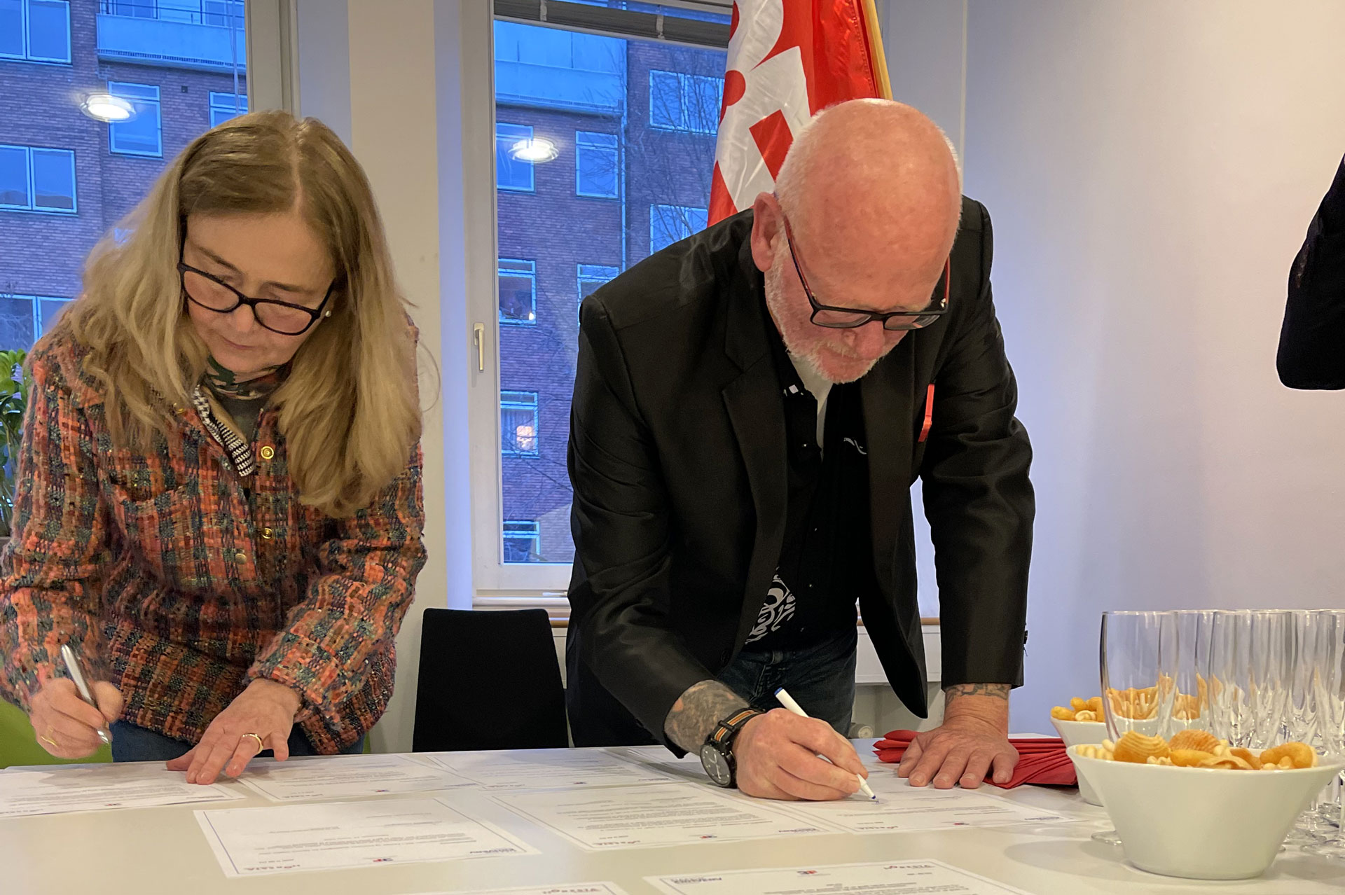 HORESTAs adm. direktør, Pia E. Voss, underskriver den nye overenskomstaftale sammen med John Frederiksen fra 3F.