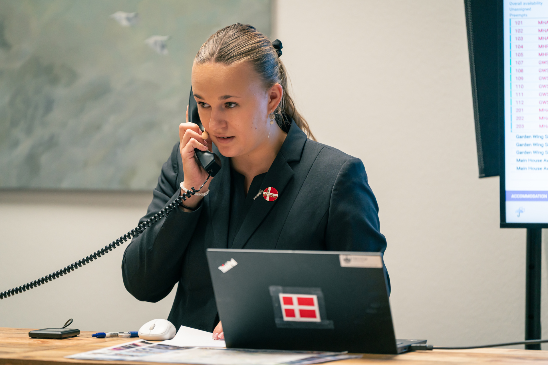 Receptionist Ida Bekker Poulsen i fuld fokus for at sikre gæsterne den bedste betjening under EuroSkills 2025. Foto: Arek Pedersen