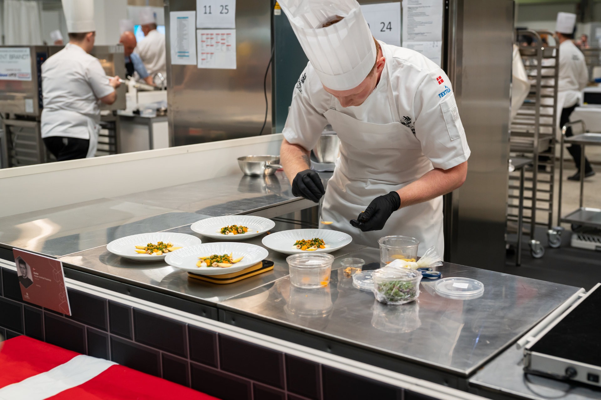 Kok Kasper Arnfred Zacho forfiner tallerkenen inden servering under EuroSkills 2025. Foto: Arek Pedersen